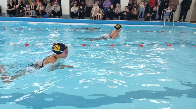 Mikil stemning á Bárumótinu í Bjarnalaug